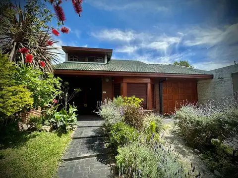 VENTA CHALET 5 AMB C/ PILETA PARQUE QUINCHO GARAGE