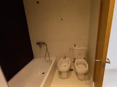 VENTA SEMIPISO 3 AMBIENTES CON BALCÓN, PARRILLA Y COCHERA