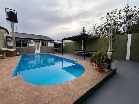 VENTA CASA 2 DORMITORIOS CON PILETA, COCHERA Y QUINCHO CON PARRILLERO, ROLDAN