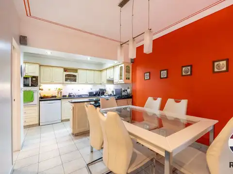 Casa 4 ambientes con 2 baños