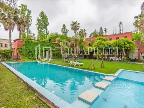 Casa en doble lote en barrio La Pradera