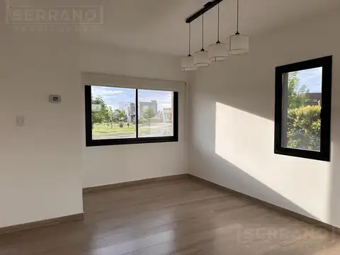 Casa en Alquiler con 5 cocheras