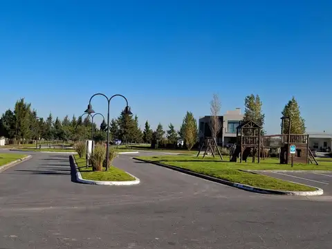 LOTE A LA LAGUNA EN EL BARRIO EL NAUDIR-ESCOBAR