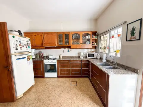 Casa 7 ambientes con 2 baños
