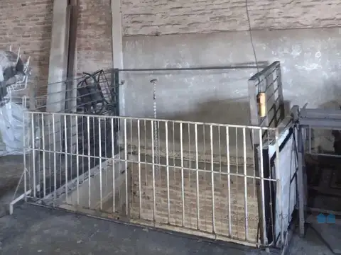 Galpón / Depósito c/departamento en Ramos Mejía