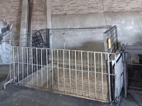 Galpón / Depósito c/departamento en Ramos Mejía