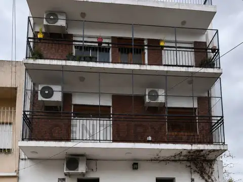 PH con Local o Consultorio al Frente   Vivienda / Entrada Independiente.