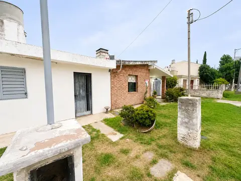 Casa 8 ambientes con 3 baños