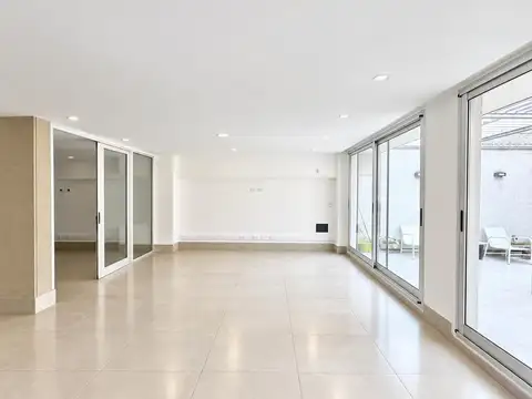 Amplia oficina contrafrente, contrafrente y patio interno
