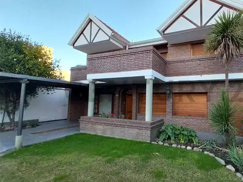 GRAN Casa de CATEGORIA C/ 5 Dorm. y Piscina en el CENTRO de Rio Cuarto