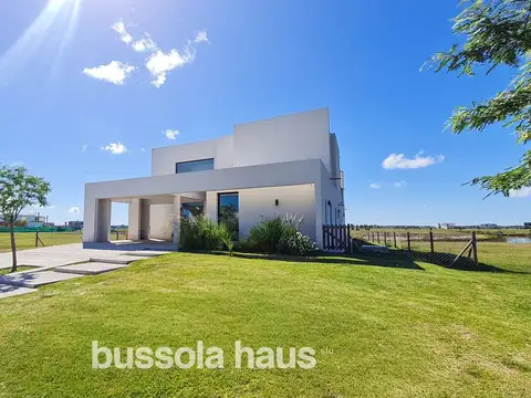 Casa en Amarras de 6 ambientes en venta al lago central