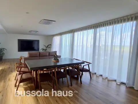 Casa en Venta con 6 cocheras
