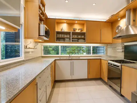 Casa en Venta con 4 cocheras