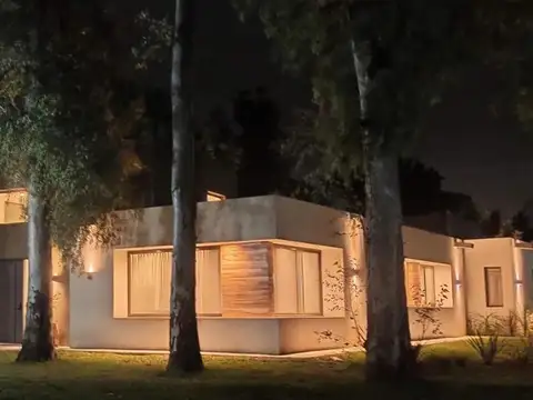 Casa 5 ambientes con 4 baños