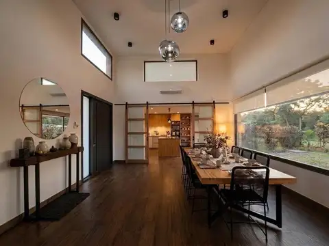 Casa en Alquiler con 5 cocheras