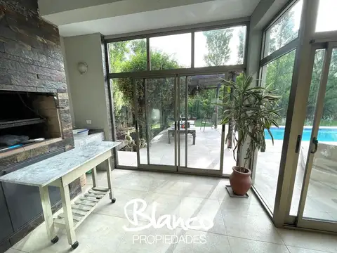 Casa en Venta con 2 cocheras