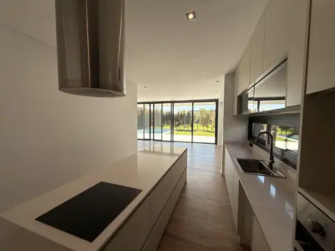 Casa en Venta con 3 cocheras