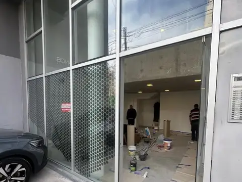 moderno local en doble altura sobre Av. Avellaneda al 1000