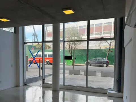 moderno local en doble altura sobre Av. Avellaneda al 1000