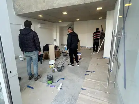 moderno local en doble altura sobre Av. Avellaneda al 1000