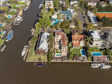 Casa en Venta con 5 cocheras