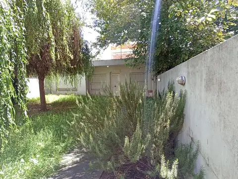Casa a reciclar sobre lote de 10m x 32m en villa bosch