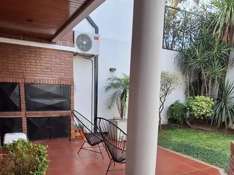 Villa Devoto. Pje.Alta Gracia 3400 Excelente Casa 5 amb. lote 8.66 x 21