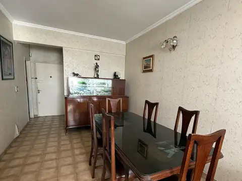 Departamento de 4 Ambiente en Edificio al Frente con dos Cocheras Cubiertas Fijas y Baulera