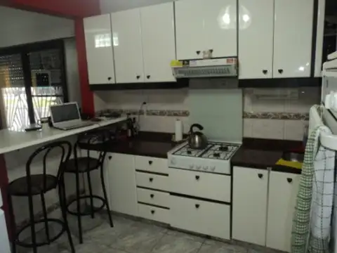 Casa 4 ambientes con 2 baños