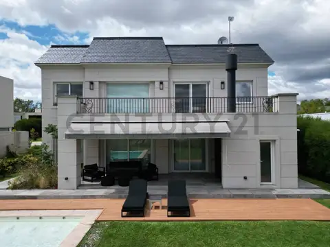 GRAND BELL- Casa de 3 dormitorios con Excelente fondo al Golf