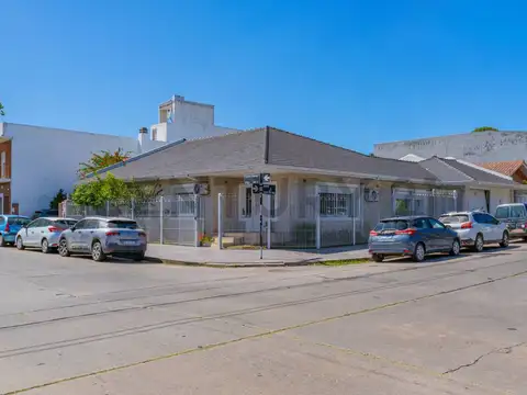 VENTA CASA 4 AMBIENTES COCHERA DOBLE Y PILETA GUEMES