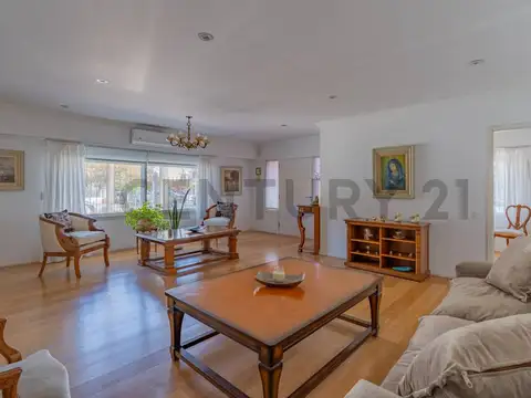 VENTA CASA 4 AMBIENTES COCHERA DOBLE Y PILETA GUEMES