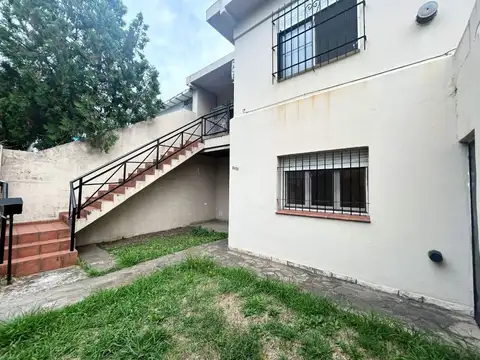 Casa 7 ambientes con 2 baños