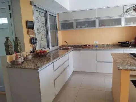 Casa en Venta con 3 cocheras