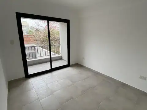 Venta de departamento de dos dormitorios con balcón ycochera