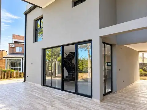 Casa 4 ambientes con 4 baños