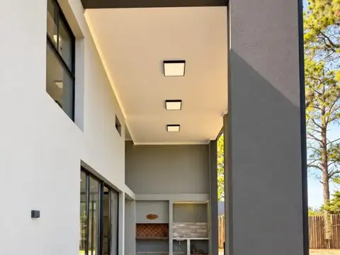 Casa en Venta con 3 cocheras