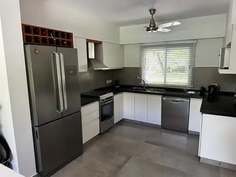 Casa 5 ambientes con 4 baños