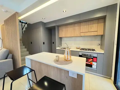 Venta casa de tres dormitorios con parrillero, patio, terraza y  pileta. Rosario, Fisherton