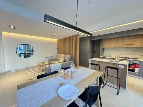 Venta casa de tres dormitorios con parrillero, patio, terraza y  pileta. Rosario, Fisherton