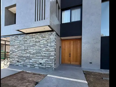 Casa en Alquiler con 2 cocheras
