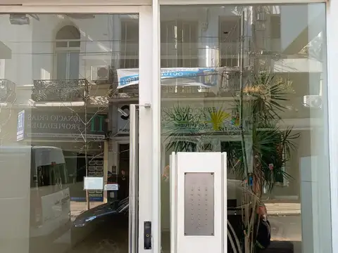 Oficina en alquiler en Recoleta, Ambiente Dividido Apto Prof, Frente, Cocina, Baño Completo, Luminoso, Excelente