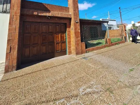 Alquiler casa 3 amb c/ patio y gge. Quilmes.