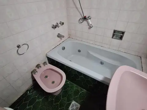 Casa en Alquiler con 3 cocheras