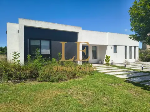 Casa 5 ambientes con 4 baños