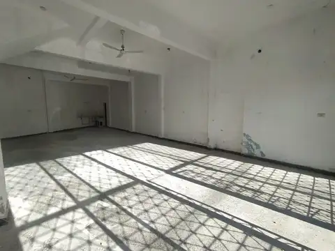 EXCELENTE LOCAL DE 87 M2 A 30 MTS DEL CORREDOR DE AV. PERON (EX GAONA)
