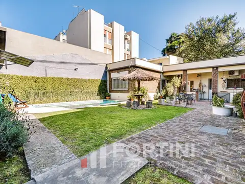 Casa en Venta con 3 cocheras