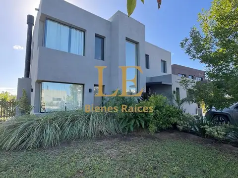 Casa 5 ambientes con 4 baños