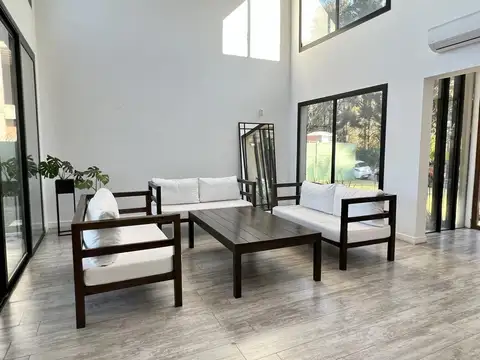 Casa en Alquiler con 3 cocheras