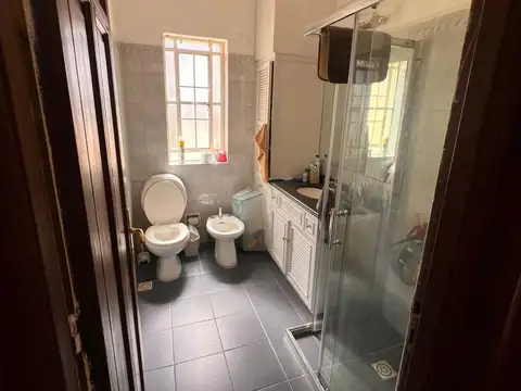 VENDE CASA EN PUNTA CARRETAS 3 DOR. PATIO Y PARILL